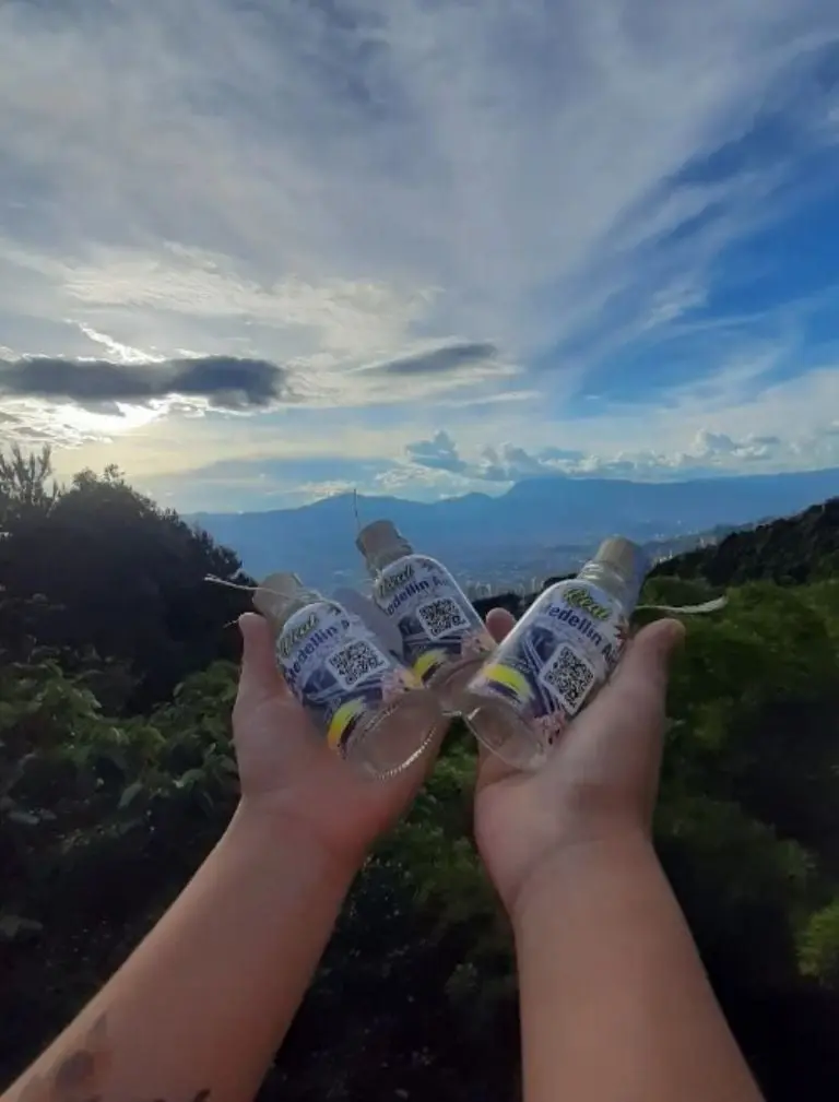 Joven vende botellas de aire a turistas (Instagram)