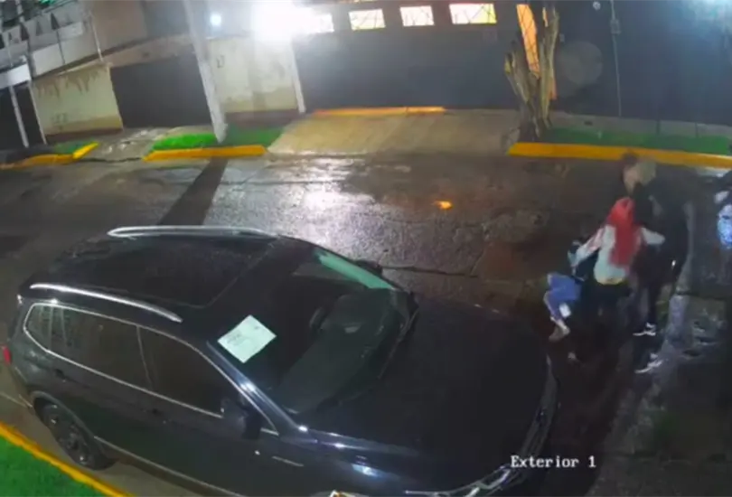 La mujer evit&oacute; ser v&iacute;ctima de un asalto Cr&eacute;ditos: Captura de vdeo 