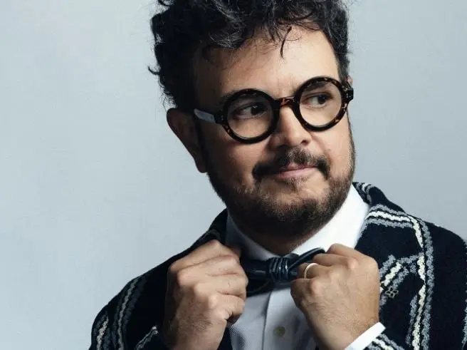 El ahora m&uacute;sico era presentador del programa y tambi&eacute;n hac&iacute;a parodias de Paco Malgesto en 'Estrellando a las visitas', a Brutus en 'Popeye' y a Largo en 'La isla de la fantas&iacute;a'.