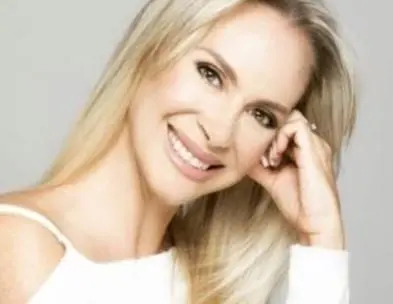  Era una de las conductoras y cantantes, y tambi&eacute;n hac&iacute;a sketches imitando a Amanda Miguel, Lupita D'Alessio, 'Bolita Ayala'y 'Fulanita, la huerfanita'. Es la media hermana de Yoseline Hoffman,mejor conocida como YosStop.