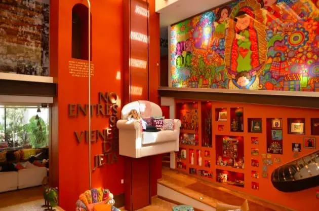 La empresaria sol&iacute;a utilizar un sill&oacute;n flotante para estudiar franc&eacute;s 