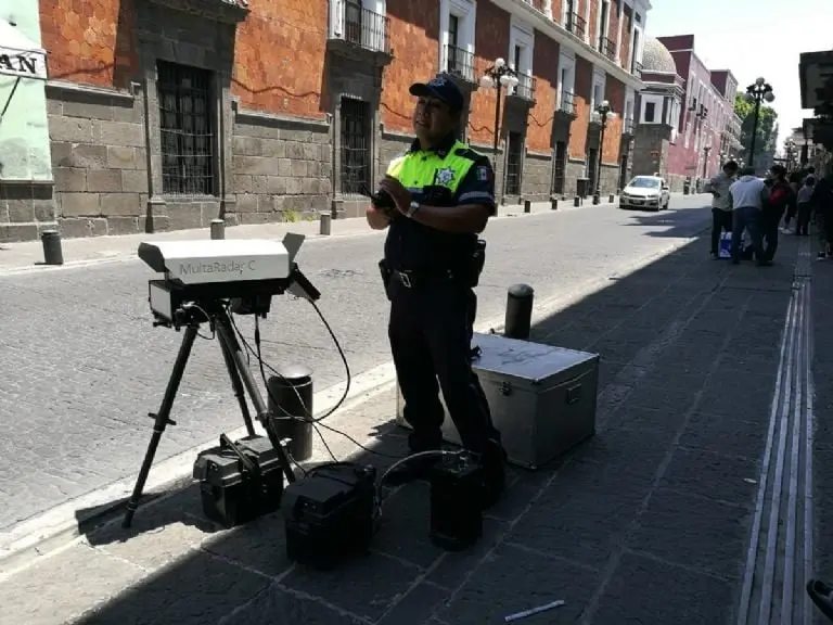 Cinemómetro en acción en un operativo de 2028 en Puebla. Foto: Twitter.