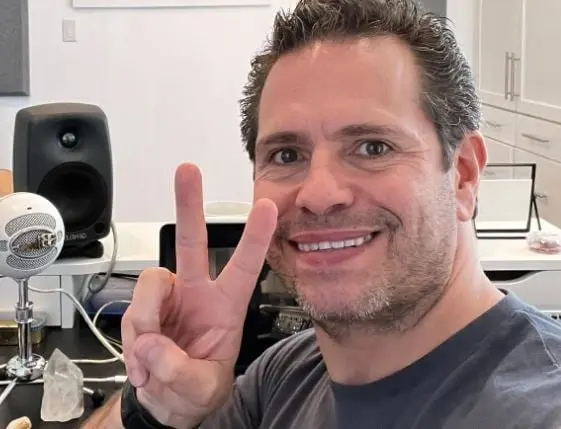 Tiene 52 años y se convirtió en actor y conductor; participó en el álbum 'Timbiriche juntos' de 2017.