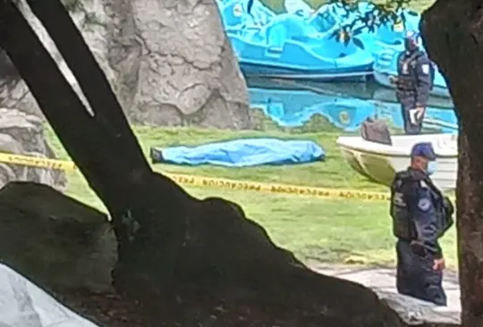 El hombre fue hallado en el Lago Mayor flotando justo en donde se rentan las lanchas para pasear 