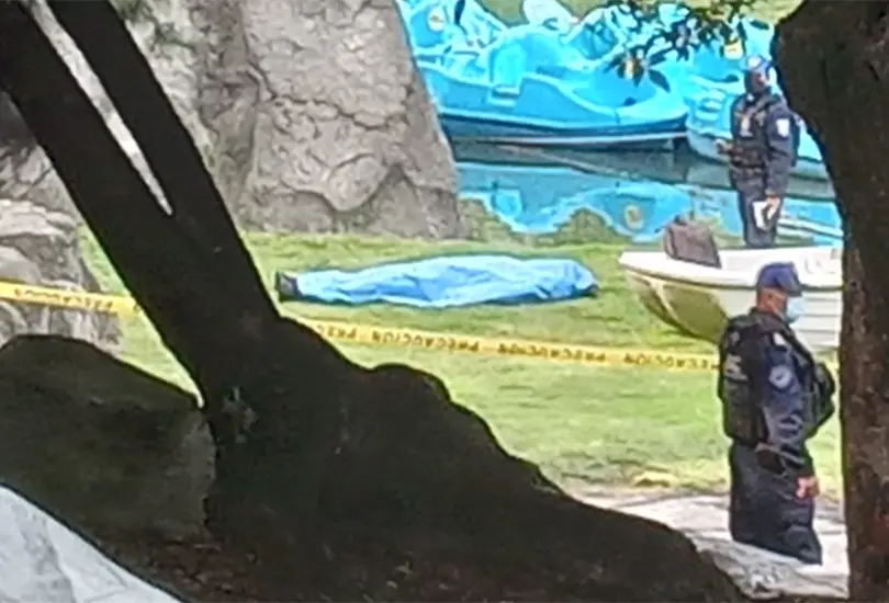 El hombre fue hallado en el Lago Mayor flotando justo en donde se rentan las lanchas para pasear 