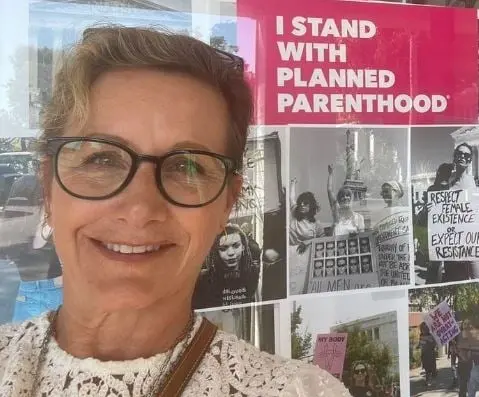  Interpret&oacute; a Andrea Zuckerman.