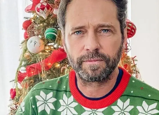 Interpret&oacute; a Brandon Walsh.