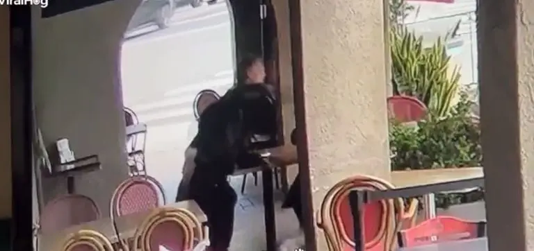 El sujeto ingresó al restaurante para cometer el atraco. Foto: captura de pantalla.