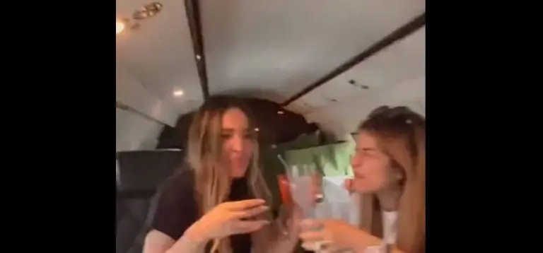 Belinda estaba con unos amigos en un vuelo. Foto: captura de pantalla.