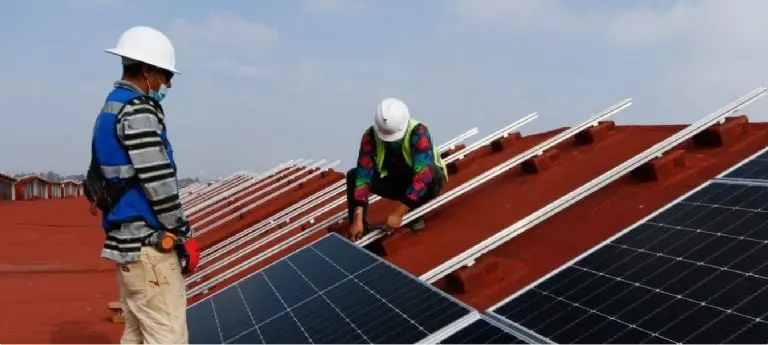 Personal de la CFE trabaja en construcción de la planta solar. Foto: Twitter (@Claudiashein).