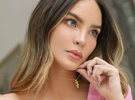 La juez de "La Voz" luce accesorios de marcas prestigiosas como Cartier, Tiffany y Tous. Uno de sus anillos Cartier tiene un costo de poco m&aacute;s de 50 mil d&oacute;lares.