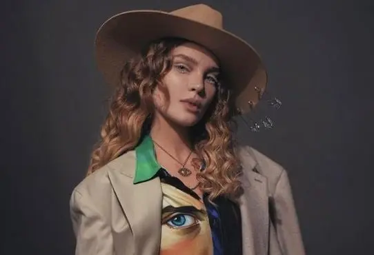 La famosa usa ropa de dise&ntilde;ador de marcas como Gucci, Channel, entre otras. Un conjunto Gucci de una falda plisada tiene un valor de mil 600 d&oacute;lares.