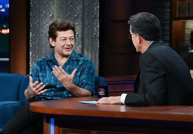 Era el editor en jefe de la revista "Sparkle" donde trabajaba Jenna junto con Lucy.