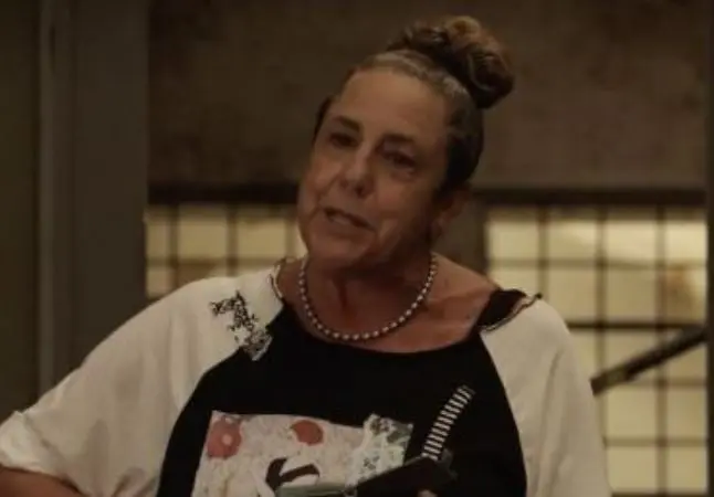  Era la secretaria de Jenna en "Sparkle", era t&iacute;mida pero muy servicial.