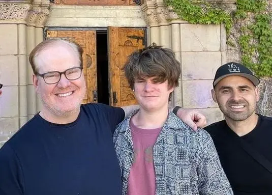 Fue el ni&ntilde;o del que Jenna estaba enamorada; es conductor de un taxi cuando ya es adulto.