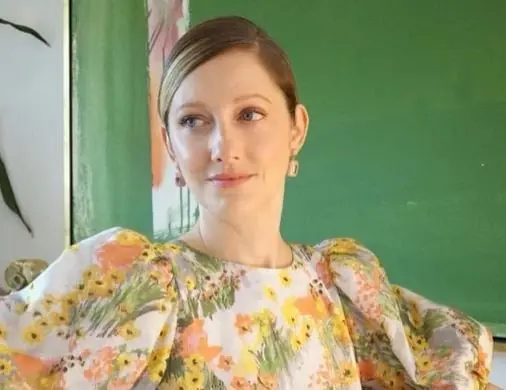 De adulta, es la mejor amiga de Jenna, quien tambi&eacute;n es editora en la revista "Sparkle".