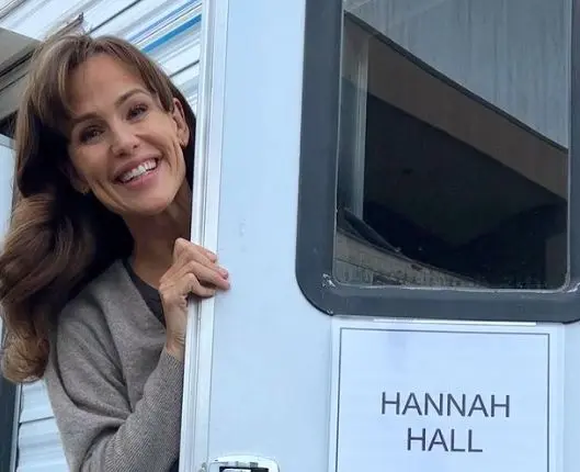 Tiene 30 a&ntilde;os y vive en un lujoso departamento en Nueva York, es editora de la revista "Sparkle".