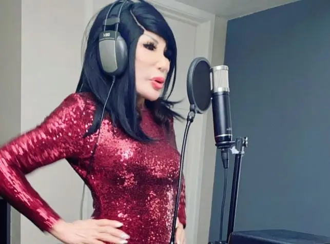Tambi&eacute;n ha incursionado como cantante, grabando algunos &aacute;lbumes.