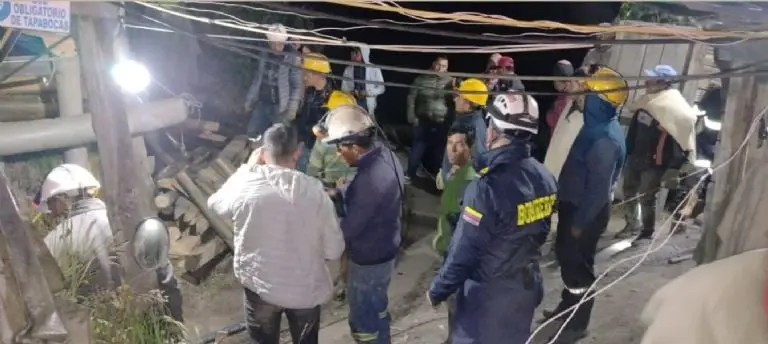 Labores de rescate de mineros en Colombia. Foto: Twitter (@nicolasgarciab).