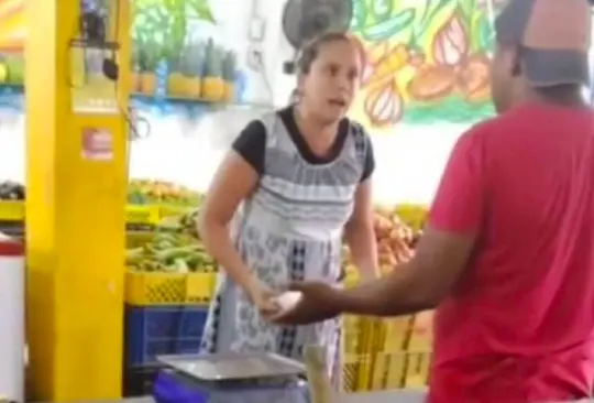 La mujer se mantuvo firme en negarse a pagar la cuenta por que Dios así se lo dijo. Créditos: Captura de pantalla La mujer se mantuvo firme en negarse a pagar la cuenta por que Dios así se lo dijo. Créditos: Captura de pantalla