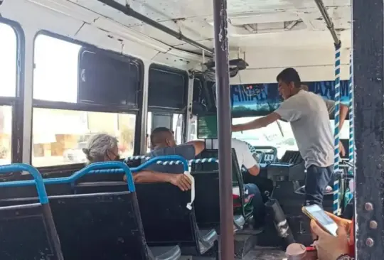 El chofer del autobús no dudó en ayudar al hombre que estaba descalzo y pedía dinero. Créditos: Facebook 