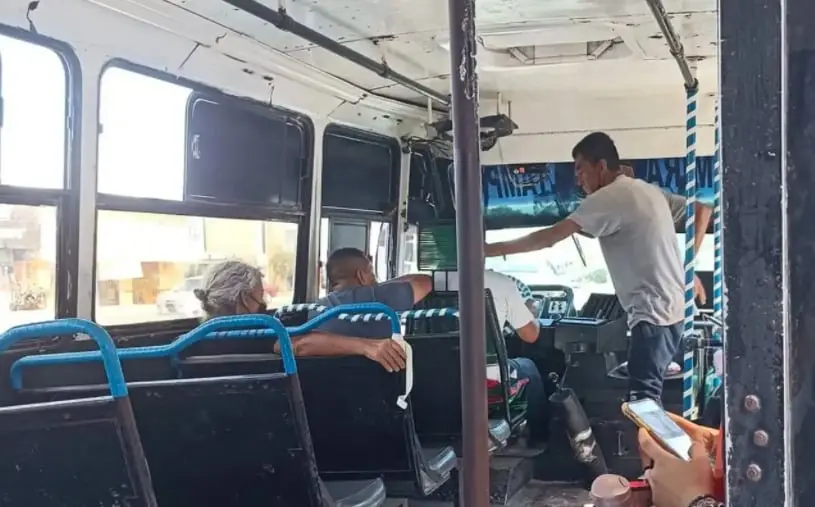 El chofer del autob&uacute;s no dud&oacute; en ayudar al hombre que estaba descalzo y ped&iacute;a dinero. Cr&eacute;ditos: Facebook 