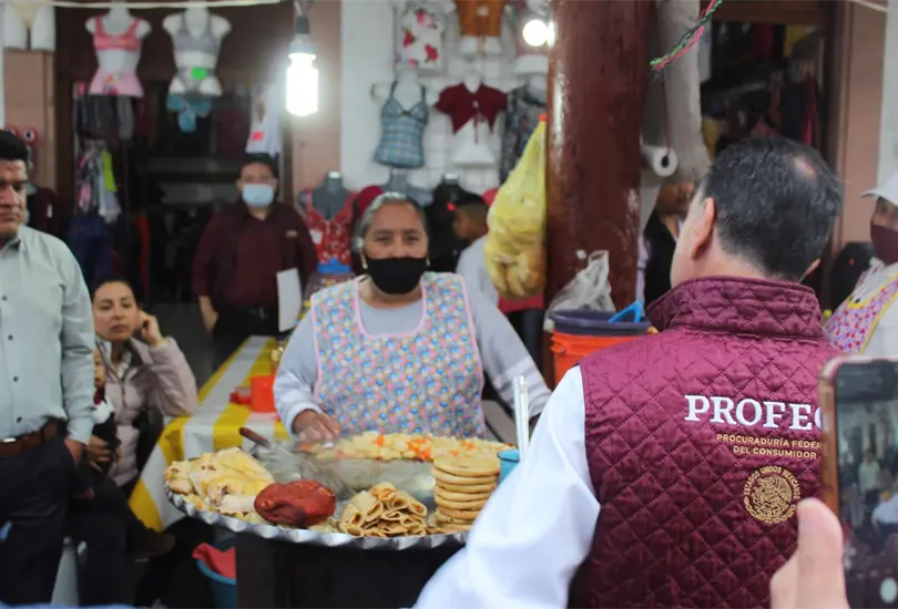 En redes sociales, una familia denunci&oacute; que un puesto de comida les cobr&oacute; 810 pesos por cuatro platos de enchiladas sin pollo