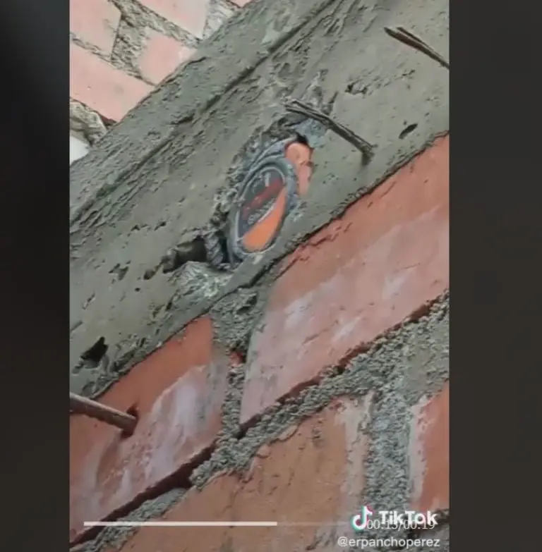 Albañiles olvidan flexómetro dentro de la pared (TikTok)