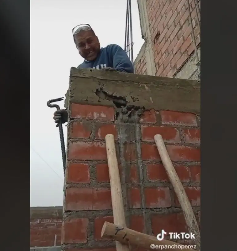 Albañiles olvidan martillo dentro de la pared (TikTok)