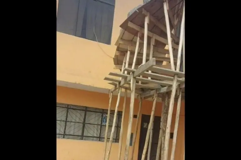 Albañiles construyen mal una escalera (TikTok)