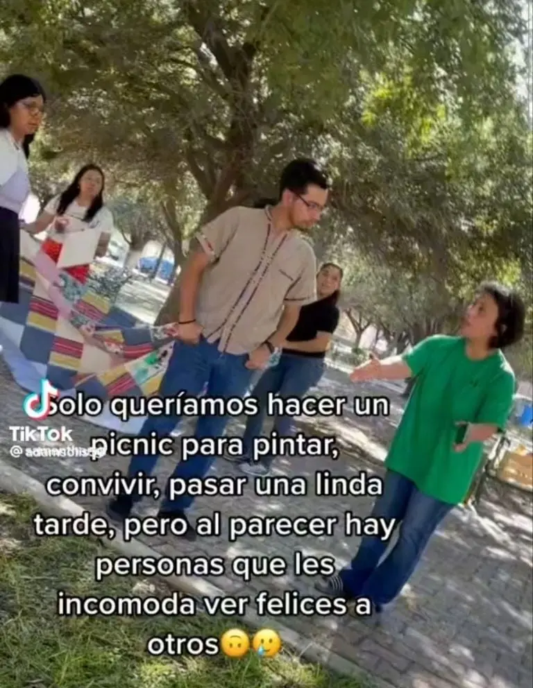 Vecina corre a jóvenes de un parque (TikTok)