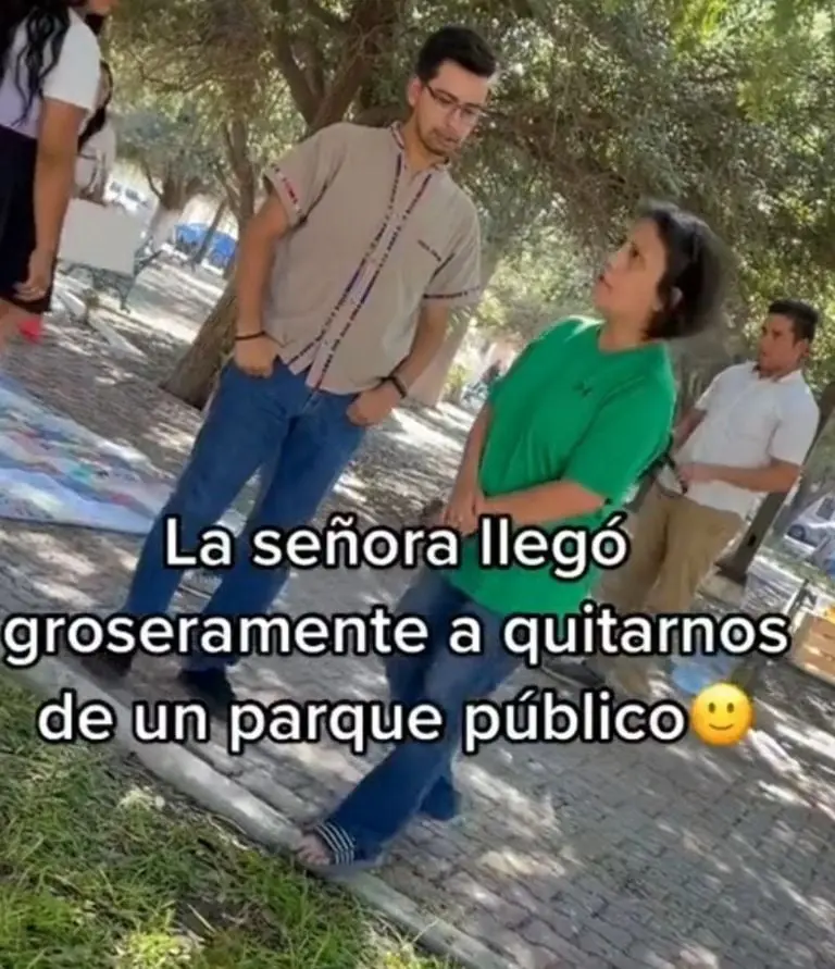 Vecina corre a jóvenes de un parque (TikTok)