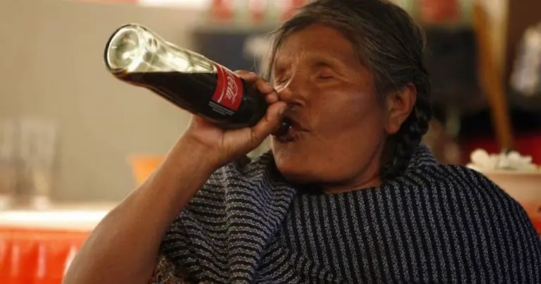 La Coca-Cola ha pasado a formar parte de la cultura y tradiciones de los Altos, en Chiapas. Foto: Twitter.
