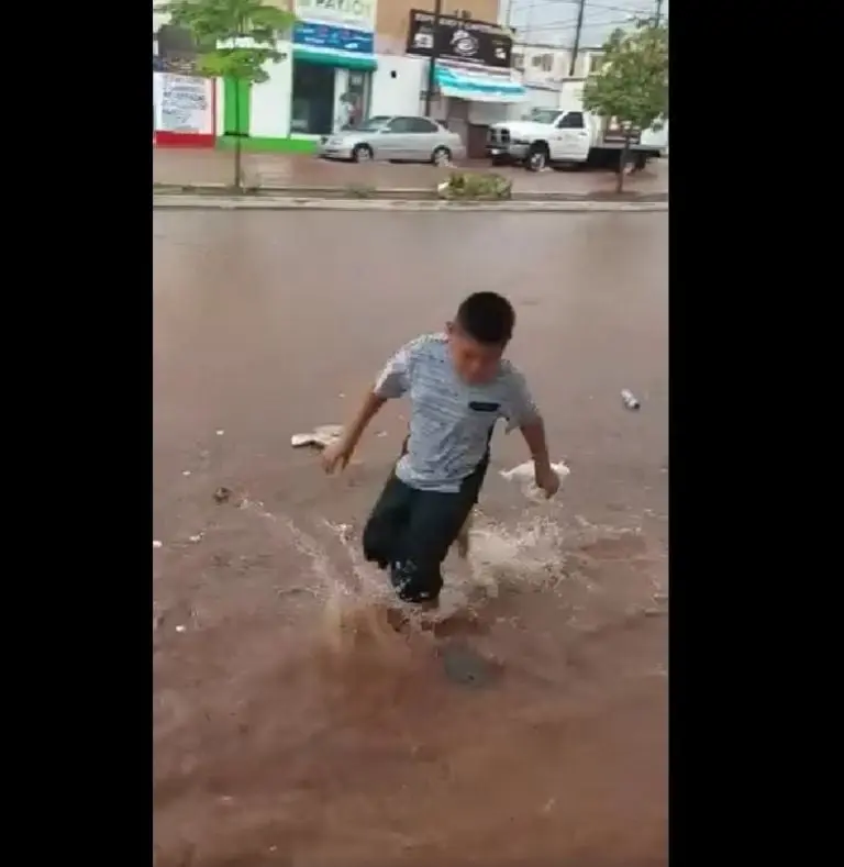 Niño tira las tortillas para salvar sus chanclas (Facebook)