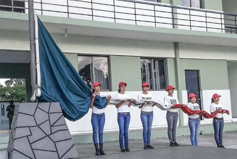 Mujeres haciendo la guardia a la bandera en su servicio militar. Foto: Sedena.