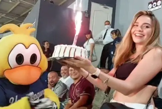 Le regalan un pastel y luego se lo cobran