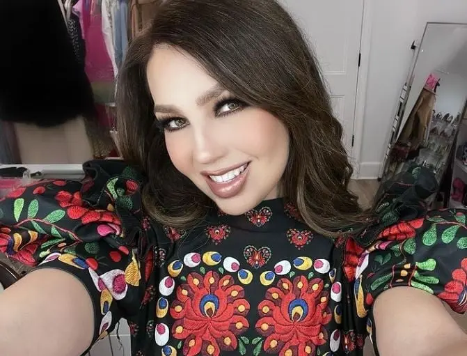 Habla francés de manera fluida.