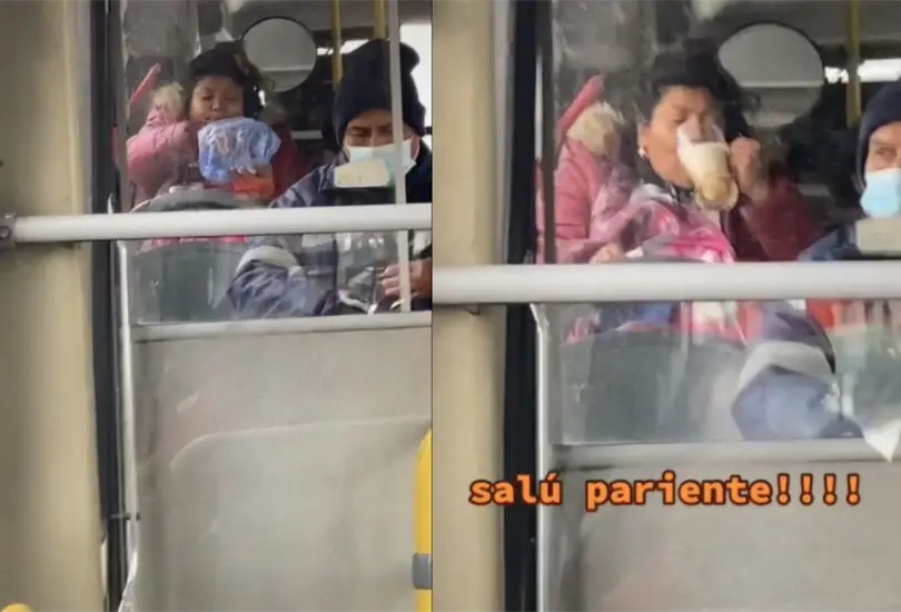 La mujer preparaba pacientemente su michelada mientras se dirigía a su destino en el transporte público La mujer preparaba pacientemente su michelada mientras se dirigía a su destino en el transporte público