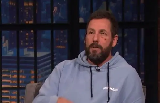 Era una padre soltero viudo que busca una madre para criar a sus hijas y aunque al inicio no se lleva bien con Lauren, se enamora de ella al ver c&oacute;mo trata a las ni&ntilde;as.