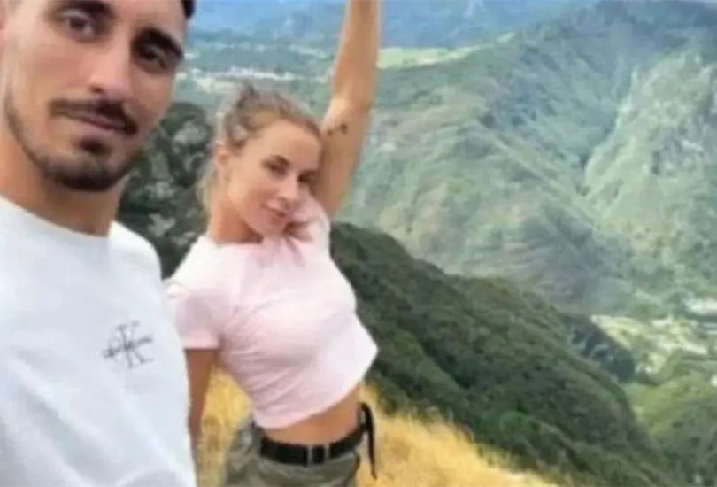 El joven Andrea Mazzetto se tom&oacute; una fotograf&iacute;a con su pareja Sara Bragante en la cima del monte Altar Knotto, antes del tr&aacute;gico suceso.