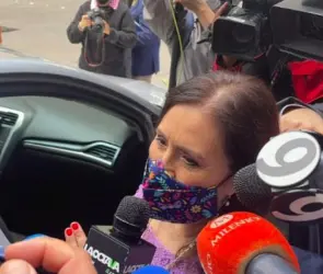 Rosario Robles reaparece en la FGR para firmar y entregar su pasaporte