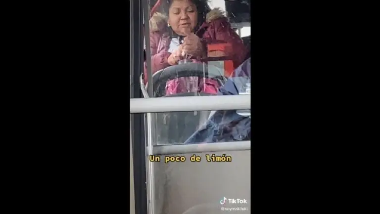La mujer fue captada preparando su michelada en el microbús - Tomada de video