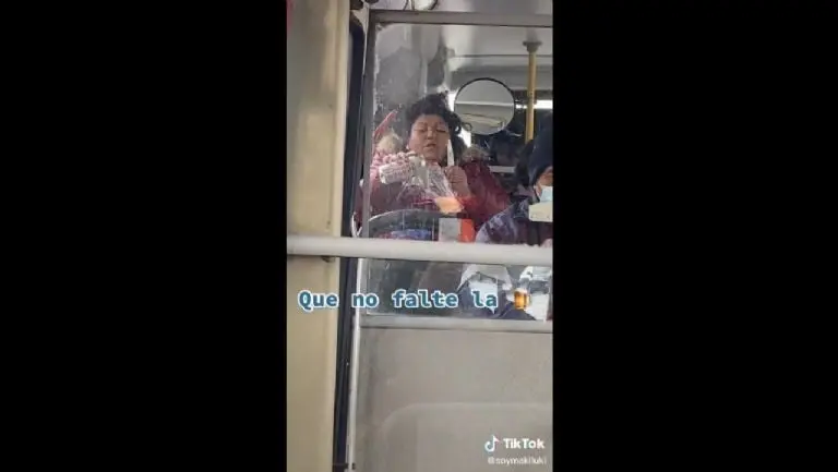 Mujer prepara michelada en transporte público - Tomada de video