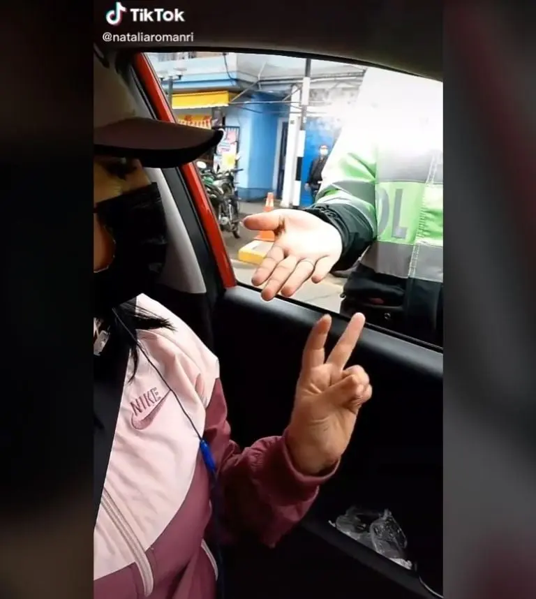 Tiktoker hace broma a policía y la detienen (TikTok)