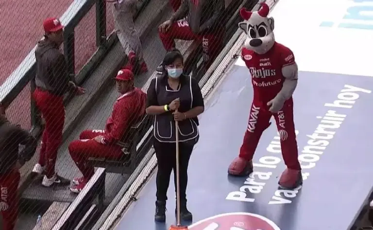 Trabajadores de limpieza se comprometen en el estadio??????(Twitter)