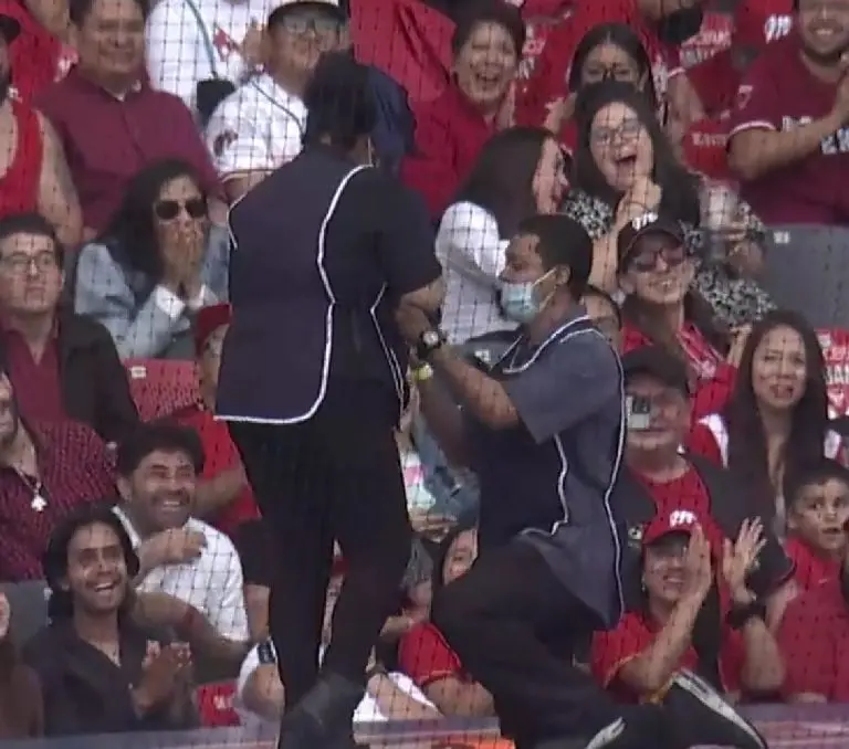 Trabajadores de limpieza se comprometen en el estadio??????(Twitter)