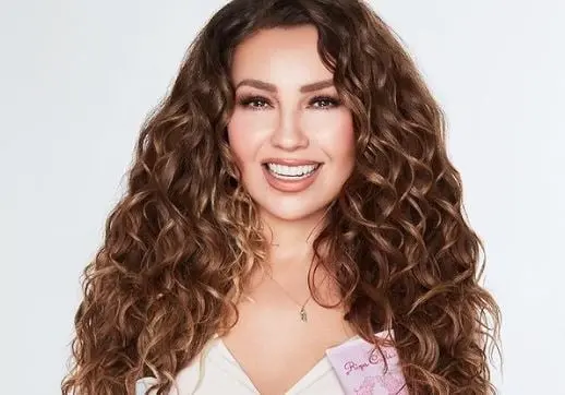 Su flores favoritas son las rosas rosadas.