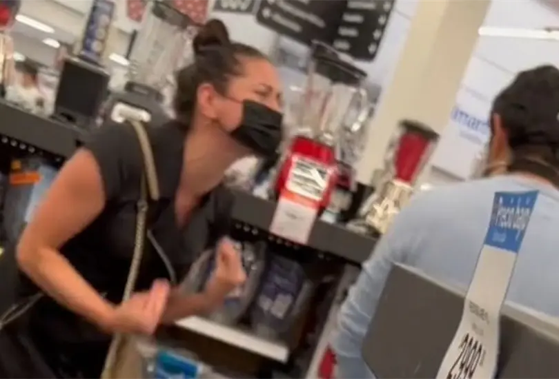 Pareja discute en el s&uacute;per por una licuadora