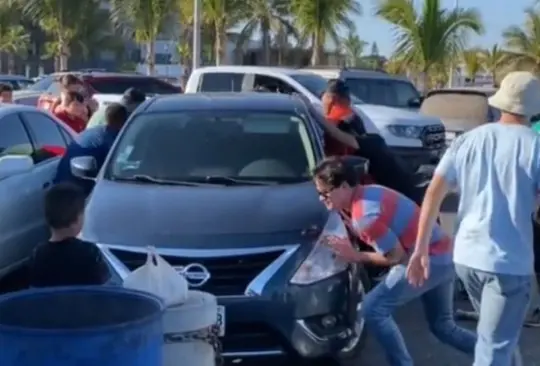 Mueven auto mal estacionado a empujones Mueven auto mal estacionado a empujones