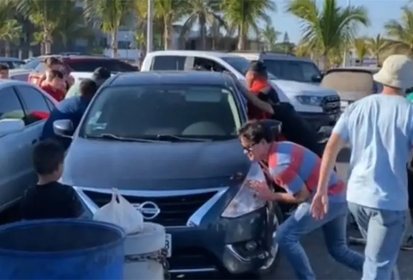 Mueven auto mal estacionado a empujones Mueven auto mal estacionado a empujones